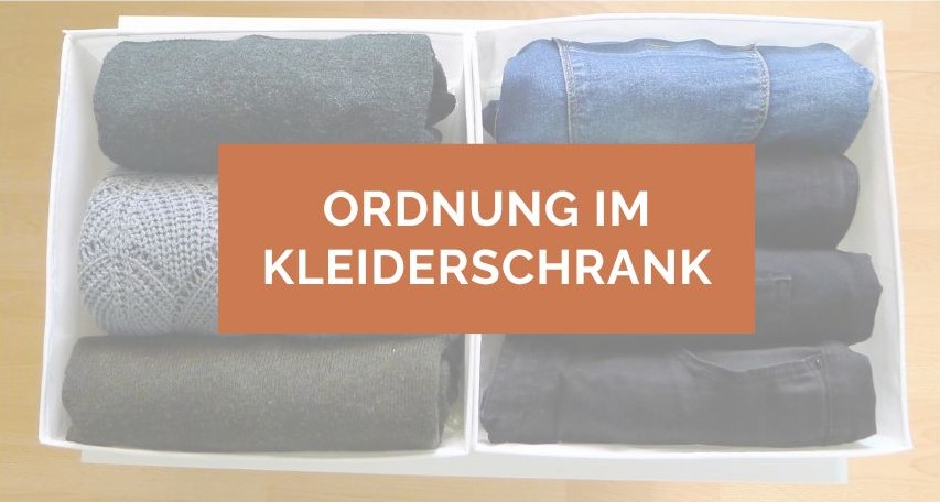 Ordnung im Kleiderschrank Überschrift, vertikal gefaltete Kleidung in Boxen
