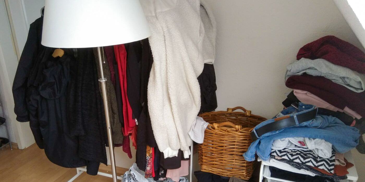 ungeordnetes Ankleidezimmer