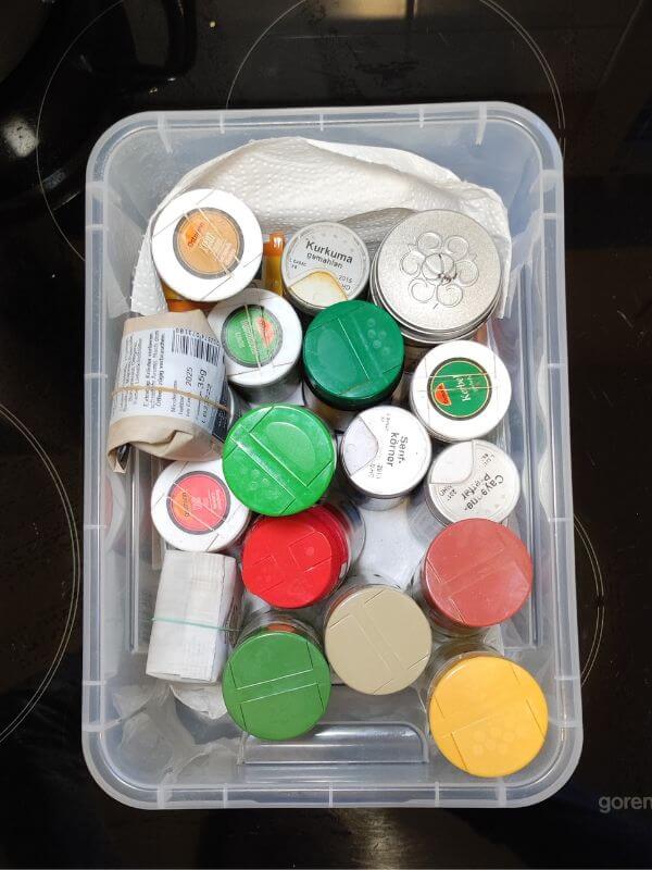 Gewürzdosen durcheinander in einer Box