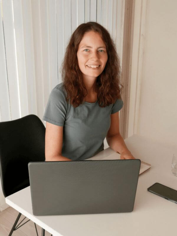 Frau sitzt an Schreibtisch