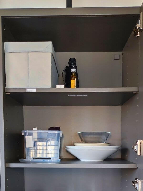 Wohzimmerschrank aussortiert und organisiert