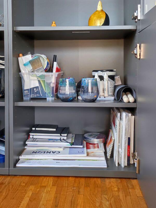 Wohzimmerschrank aussortiert und organisiert